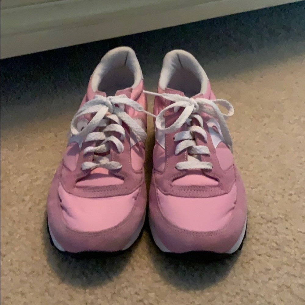Light pink Saucony Jazz sneakers. Size 10.